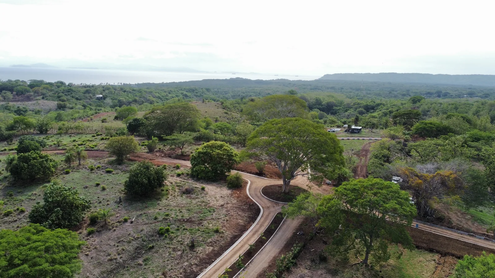 Vista aérea de Alturas de Bajamar: caminos internos, arbolado y el horizonte del Pacífico